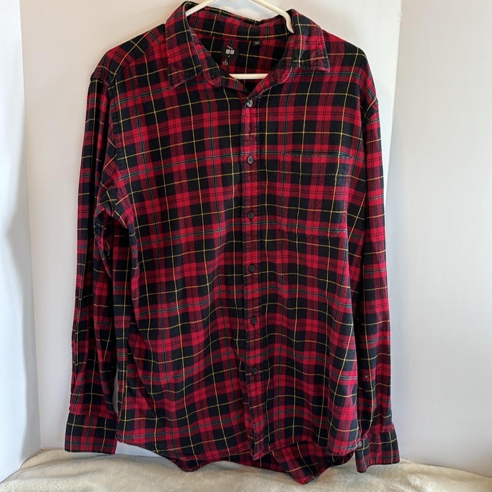 UNIQLO RED AND BLUE GOLD FLANNEL SHIRT L/S SIZE LARGE ONE FRONT POCKET